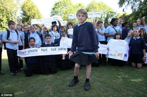 克里斯•韋赫特穿著裙子抗議歧視性校規，支持他的學生舉著橫幅
