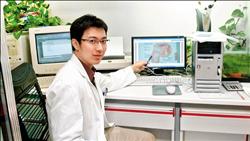 署立澎湖醫院泌尿科專科醫師林聖益指著電腦圖片說明男子入珠造成的傷害。
