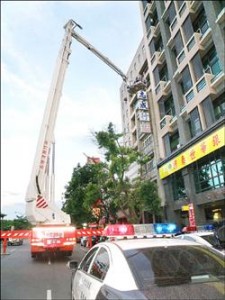 新竹縣警方昨天圍捕藏匿高樓套房裡的毒犯，出動雲梯車協助攻堅。 （記者蔡孟尚攝）