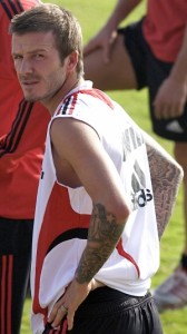 英國足球金童貝克漢手上刺青引人注意。（歐新社）