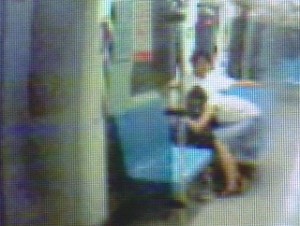 台北捷運另類的方便，猥褻照片自拍？偷拍？(圖／捷運上的猥褻照片) 