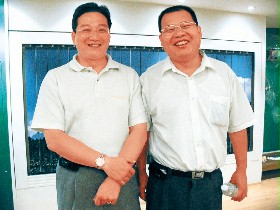 廖晉堂(右)、姬惟銘(左)兩人已燒掉大約兩千本色情書刊，還要繼續推動掃除色情資訊的自清運動。 記者陳于媯／攝影
