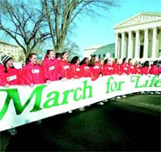 反墮胎人士廿二日在最高法院裁決婦女有選擇墮胎權利廿九周年，於華盛頓特區舉辦年度支持生命遊行活動。（路透）